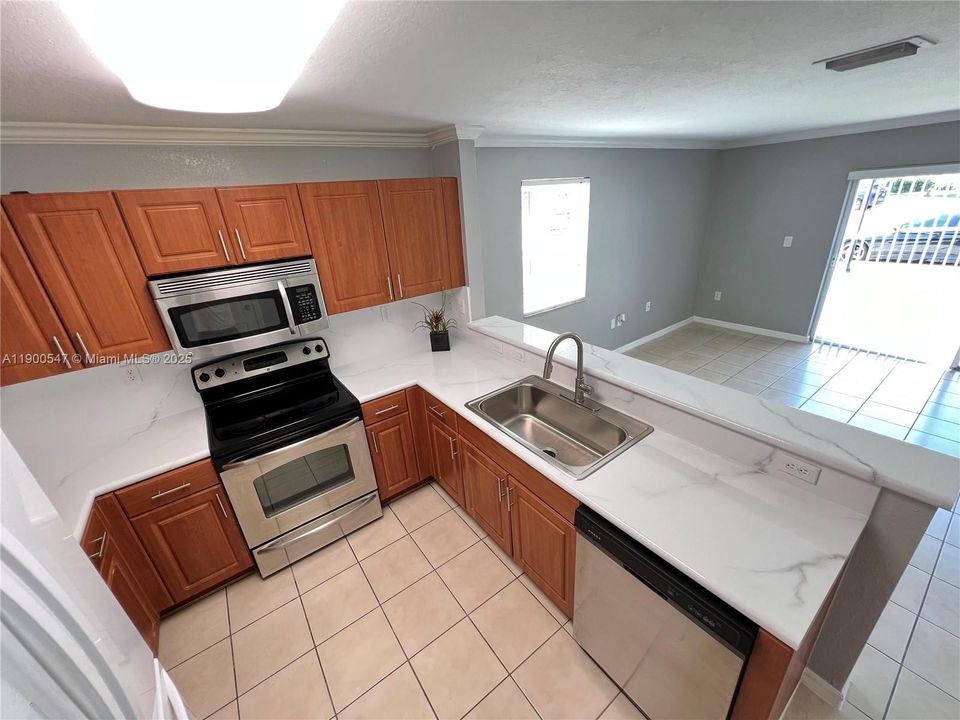 Recently Rented: $2,800 (3 beds, 2 baths, 1470 Square Feet)