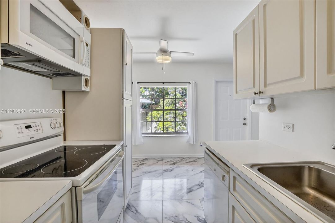 For Rent: $1,699 (1 beds, 1 baths, 609 Square Feet)