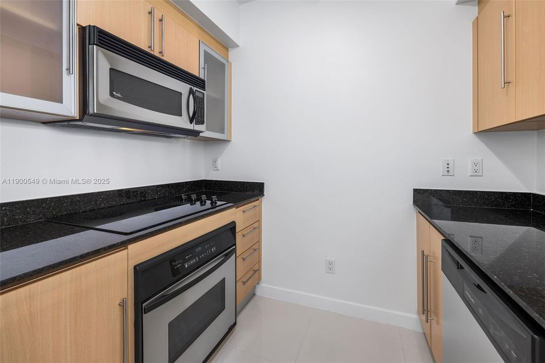 Active With Contract: $425,000 (1 beds, 1 baths, 846 Square Feet)