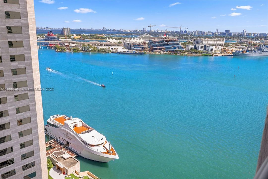 Active With Contract: $425,000 (1 beds, 1 baths, 846 Square Feet)