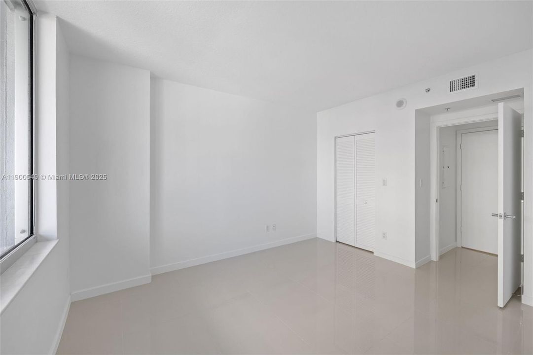 Active With Contract: $425,000 (1 beds, 1 baths, 846 Square Feet)