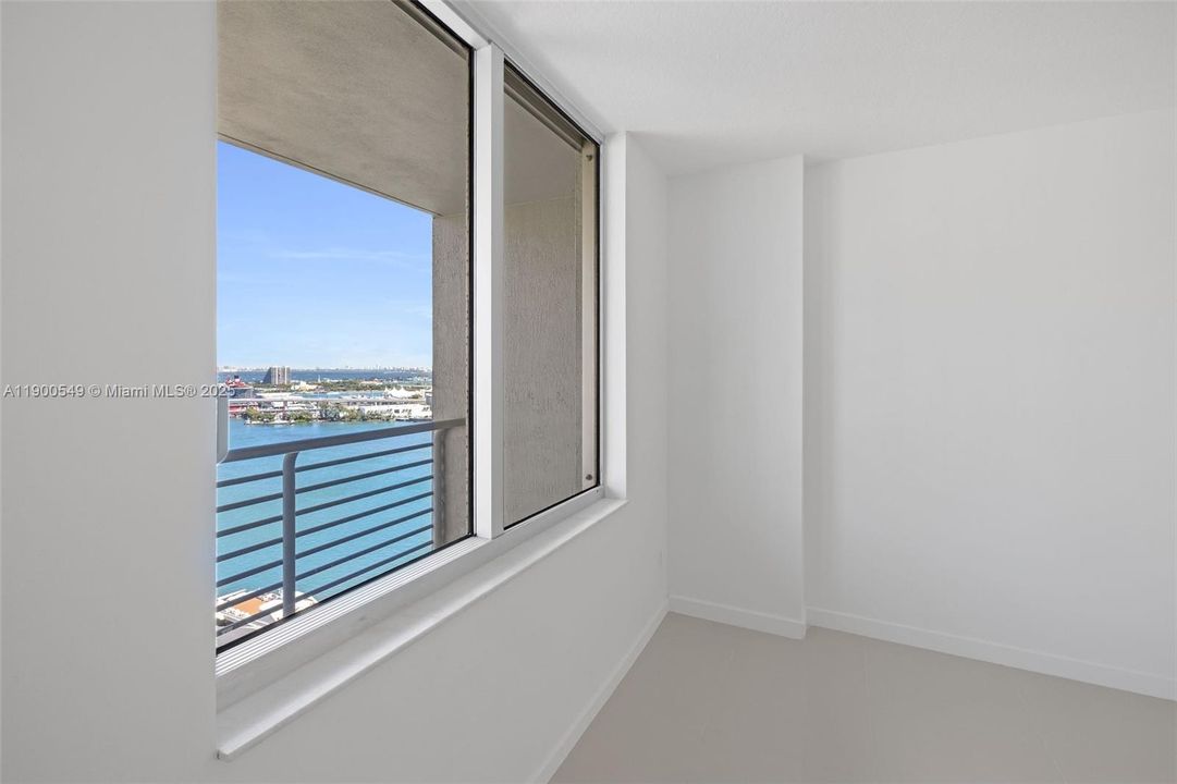 Active With Contract: $425,000 (1 beds, 1 baths, 846 Square Feet)