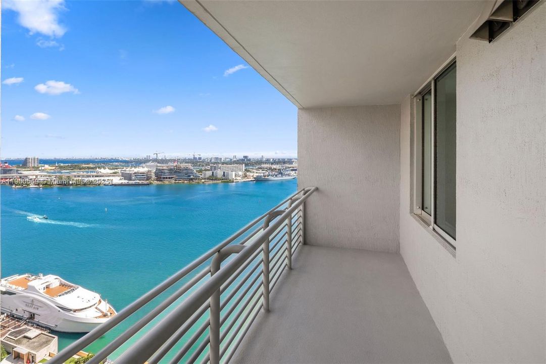 Active With Contract: $425,000 (1 beds, 1 baths, 846 Square Feet)