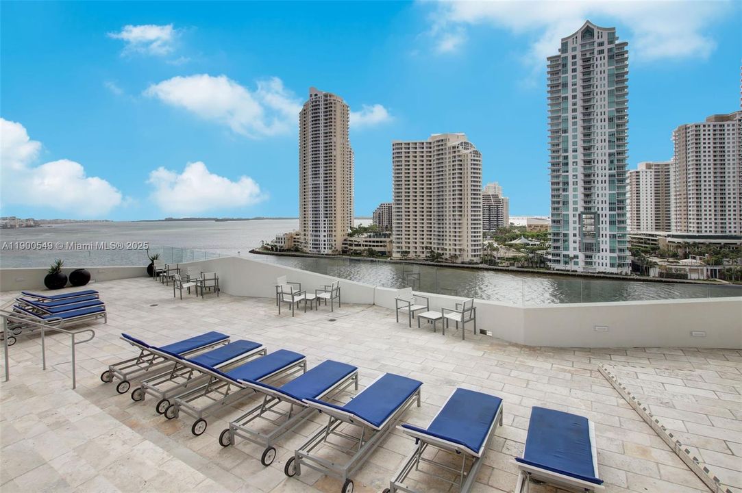 Active With Contract: $425,000 (1 beds, 1 baths, 846 Square Feet)