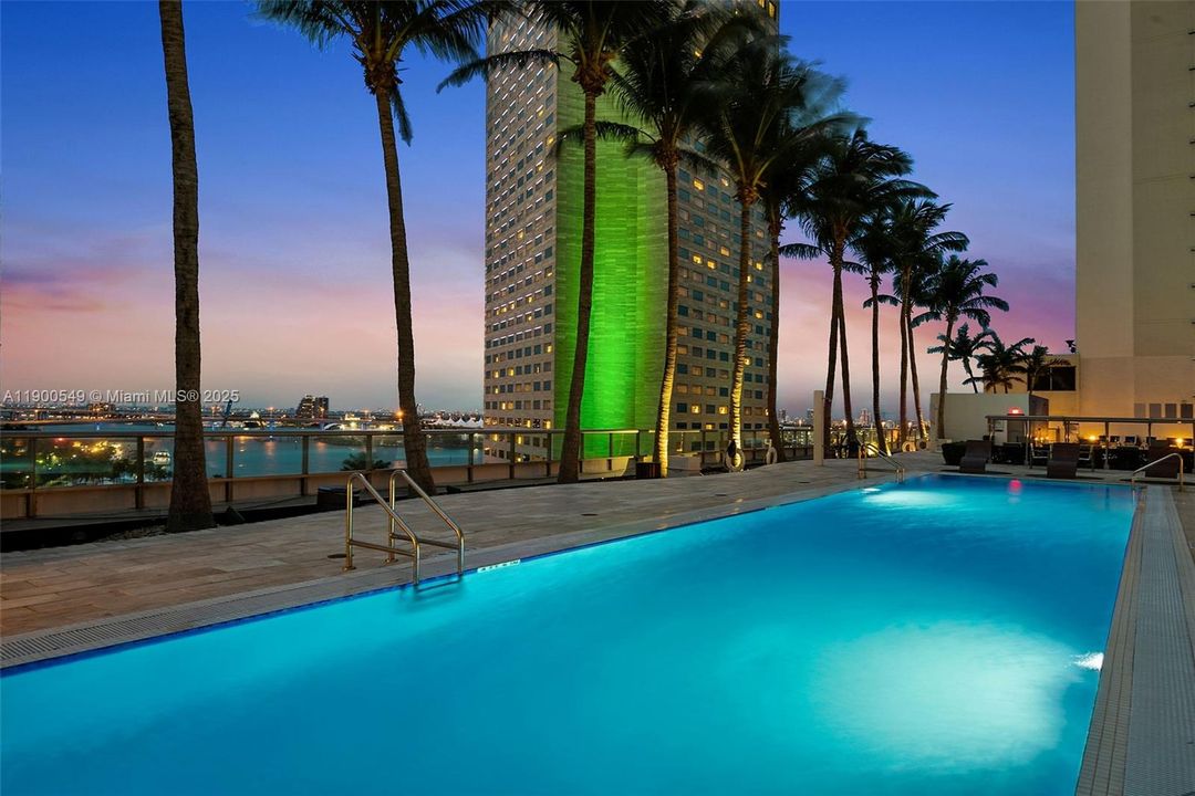 Active With Contract: $425,000 (1 beds, 1 baths, 846 Square Feet)