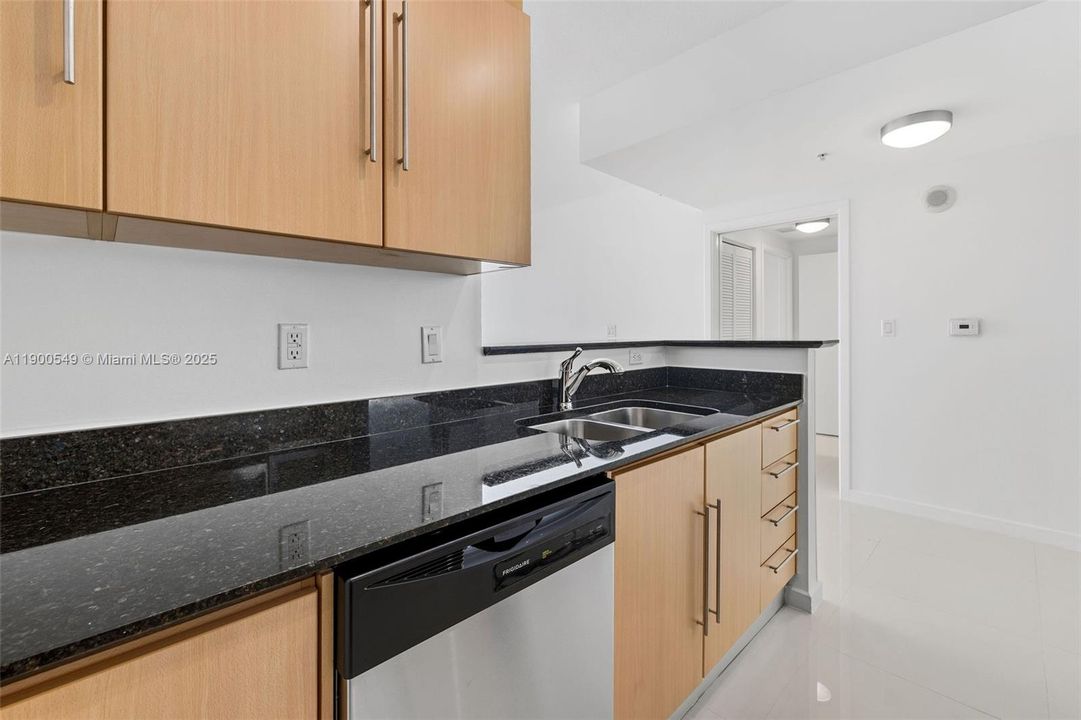 Active With Contract: $425,000 (1 beds, 1 baths, 846 Square Feet)
