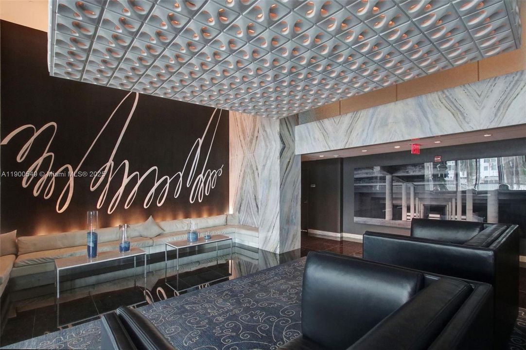 Active With Contract: $425,000 (1 beds, 1 baths, 846 Square Feet)