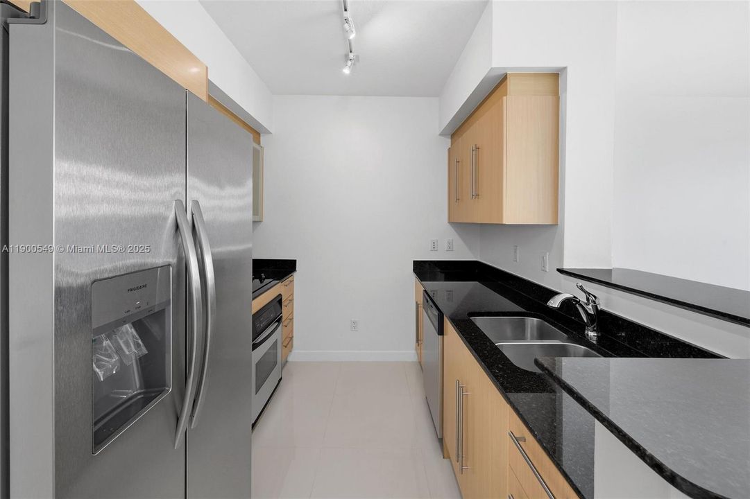 Active With Contract: $425,000 (1 beds, 1 baths, 846 Square Feet)