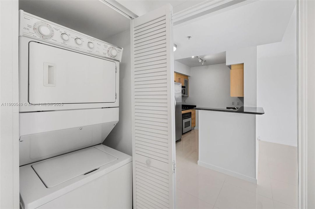 Active With Contract: $425,000 (1 beds, 1 baths, 846 Square Feet)