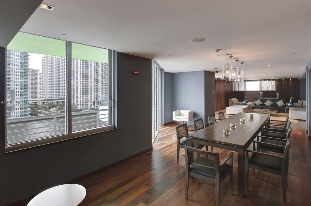 Active With Contract: $425,000 (1 beds, 1 baths, 846 Square Feet)