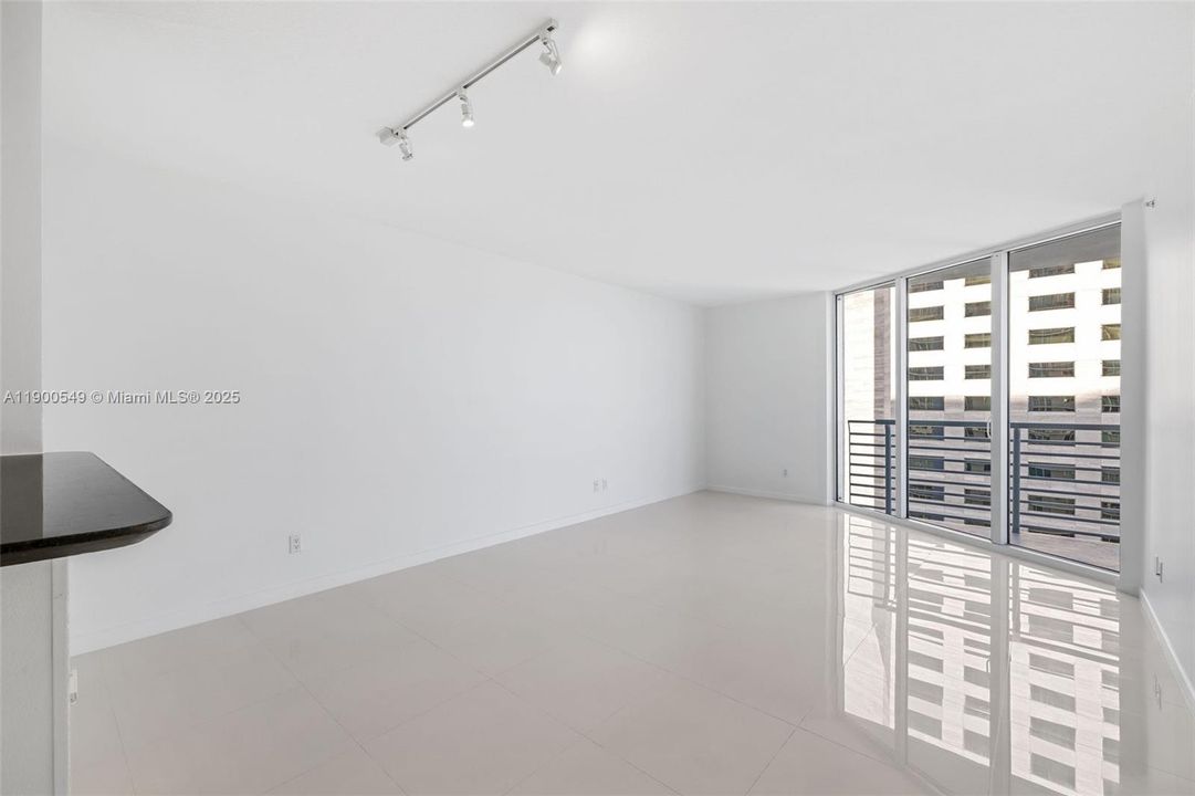 Active With Contract: $425,000 (1 beds, 1 baths, 846 Square Feet)