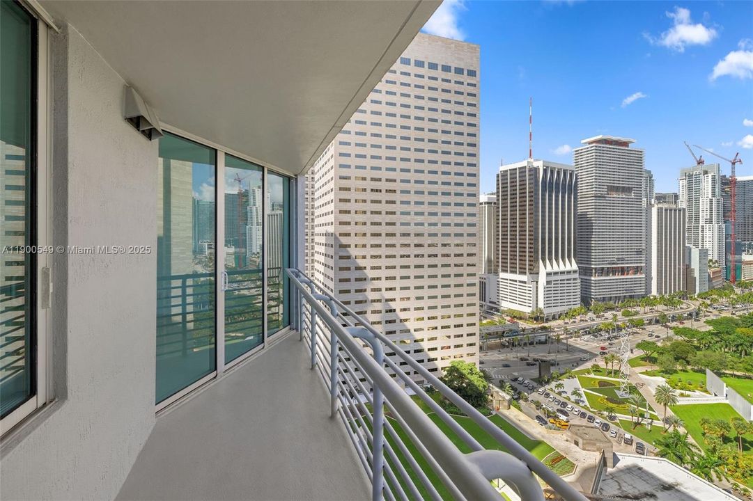 Active With Contract: $425,000 (1 beds, 1 baths, 846 Square Feet)