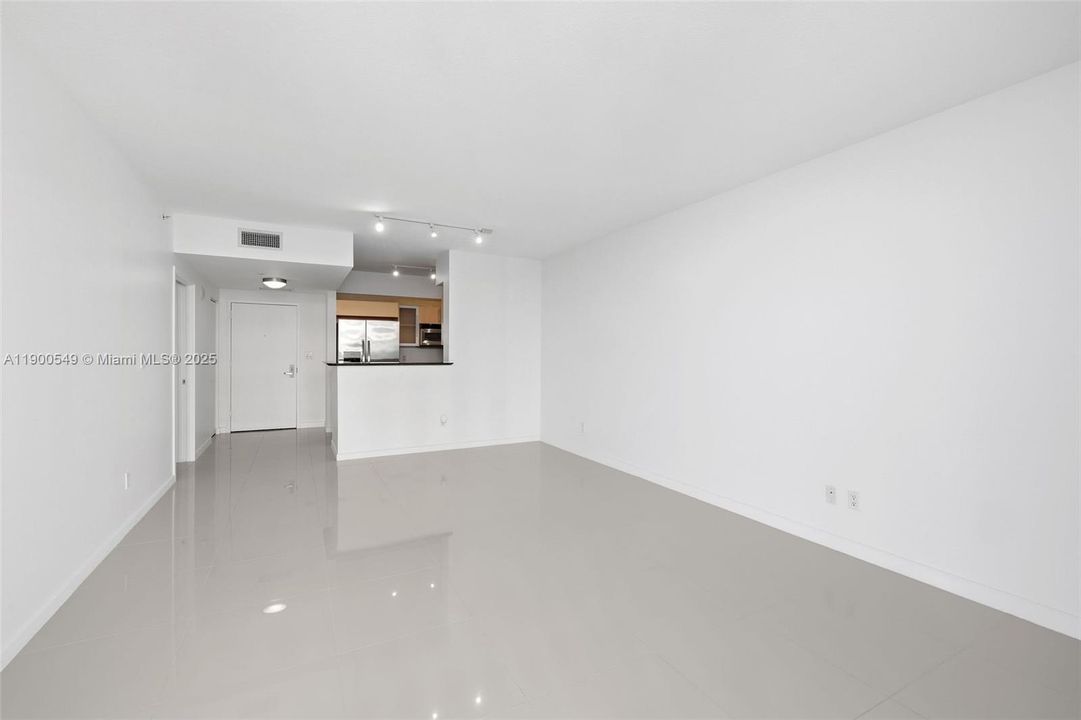 Active With Contract: $425,000 (1 beds, 1 baths, 846 Square Feet)