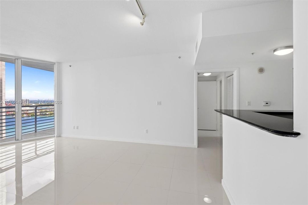 Active With Contract: $425,000 (1 beds, 1 baths, 846 Square Feet)