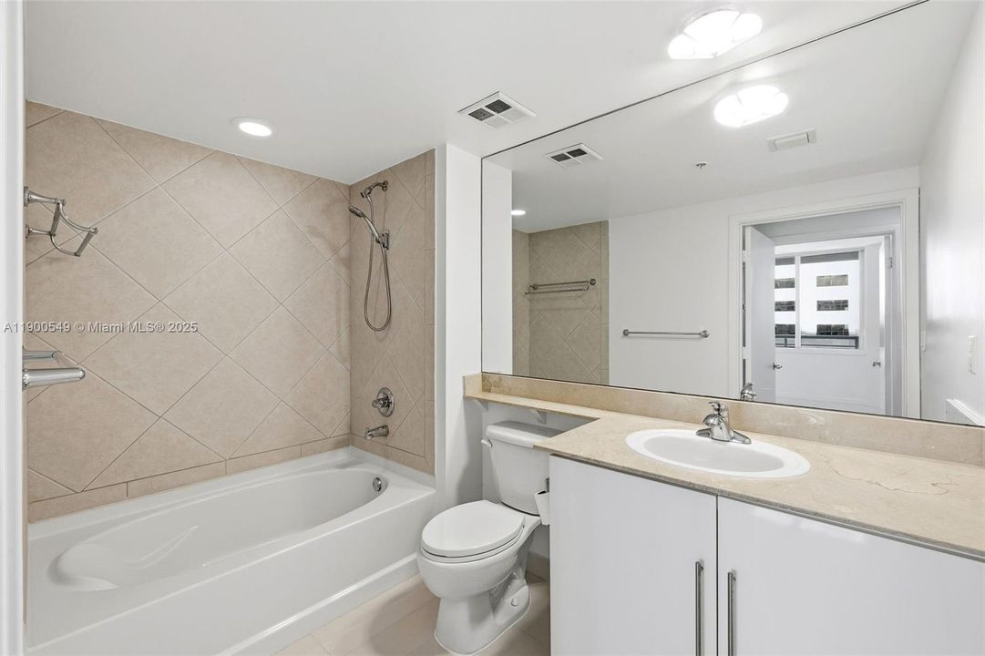 Active With Contract: $425,000 (1 beds, 1 baths, 846 Square Feet)