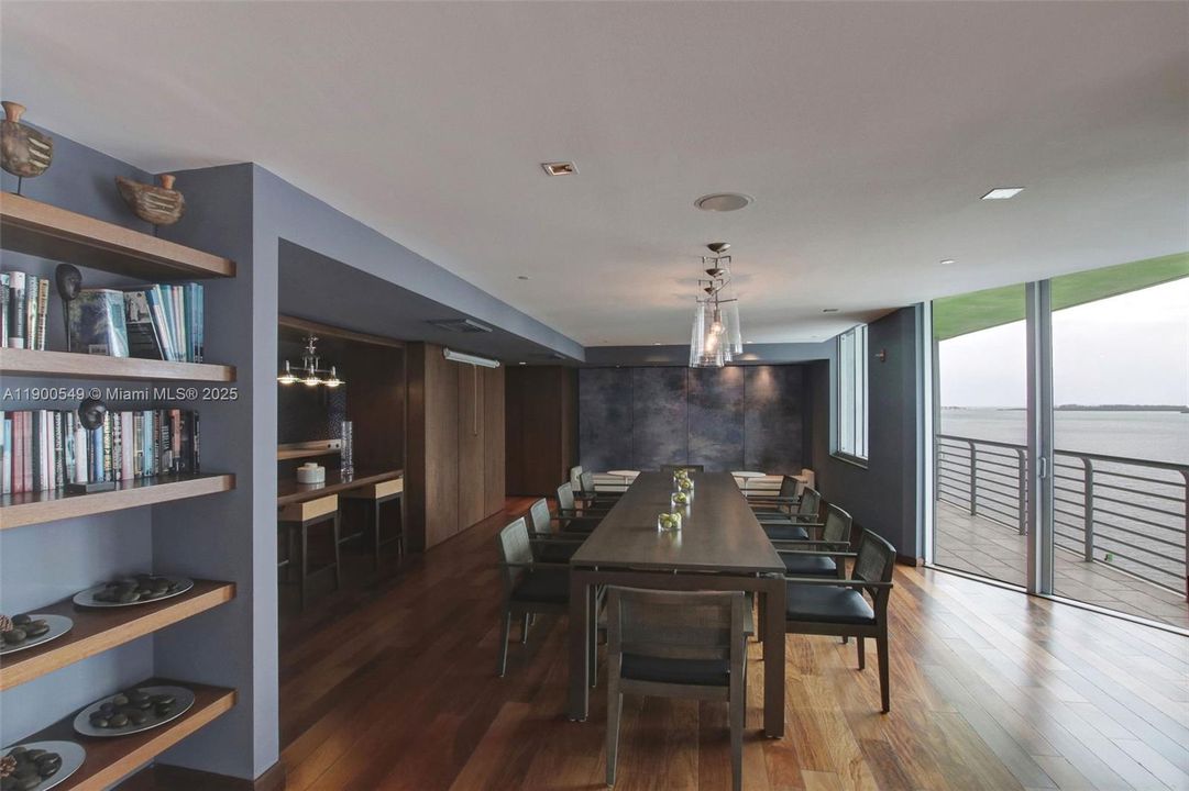 Active With Contract: $425,000 (1 beds, 1 baths, 846 Square Feet)