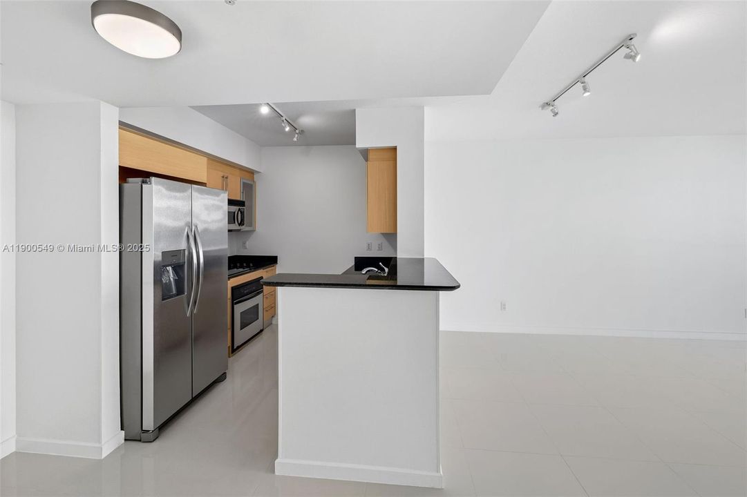 Active With Contract: $425,000 (1 beds, 1 baths, 846 Square Feet)