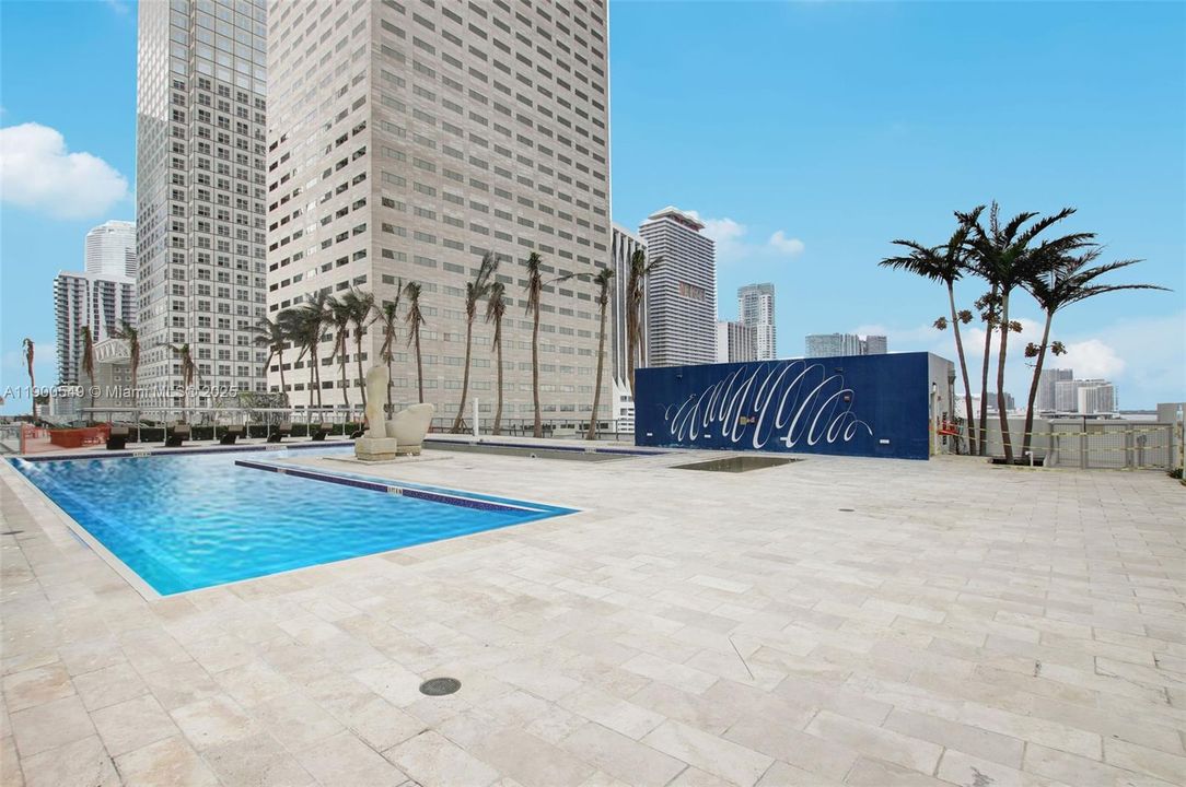 Active With Contract: $425,000 (1 beds, 1 baths, 846 Square Feet)