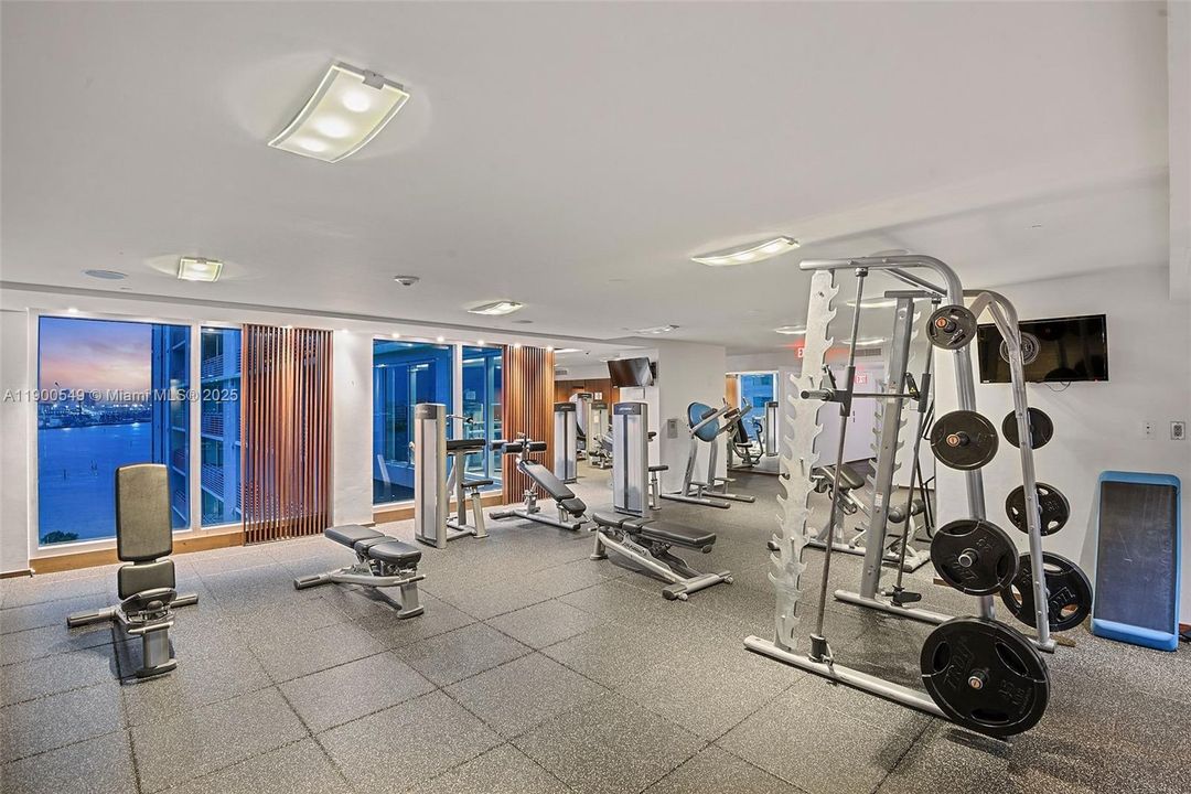 Active With Contract: $425,000 (1 beds, 1 baths, 846 Square Feet)