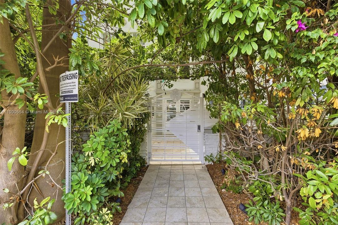 合同活跃: $2,300 (1 贝兹, 1 浴室, 550 平方英尺)