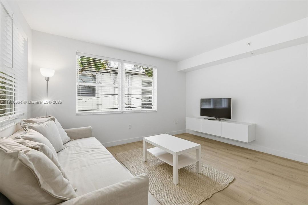 合同活跃: $2,300 (1 贝兹, 1 浴室, 550 平方英尺)