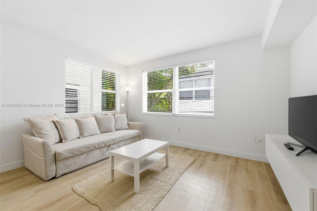 合同活跃: $2,300 (1 贝兹, 1 浴室, 550 平方英尺)