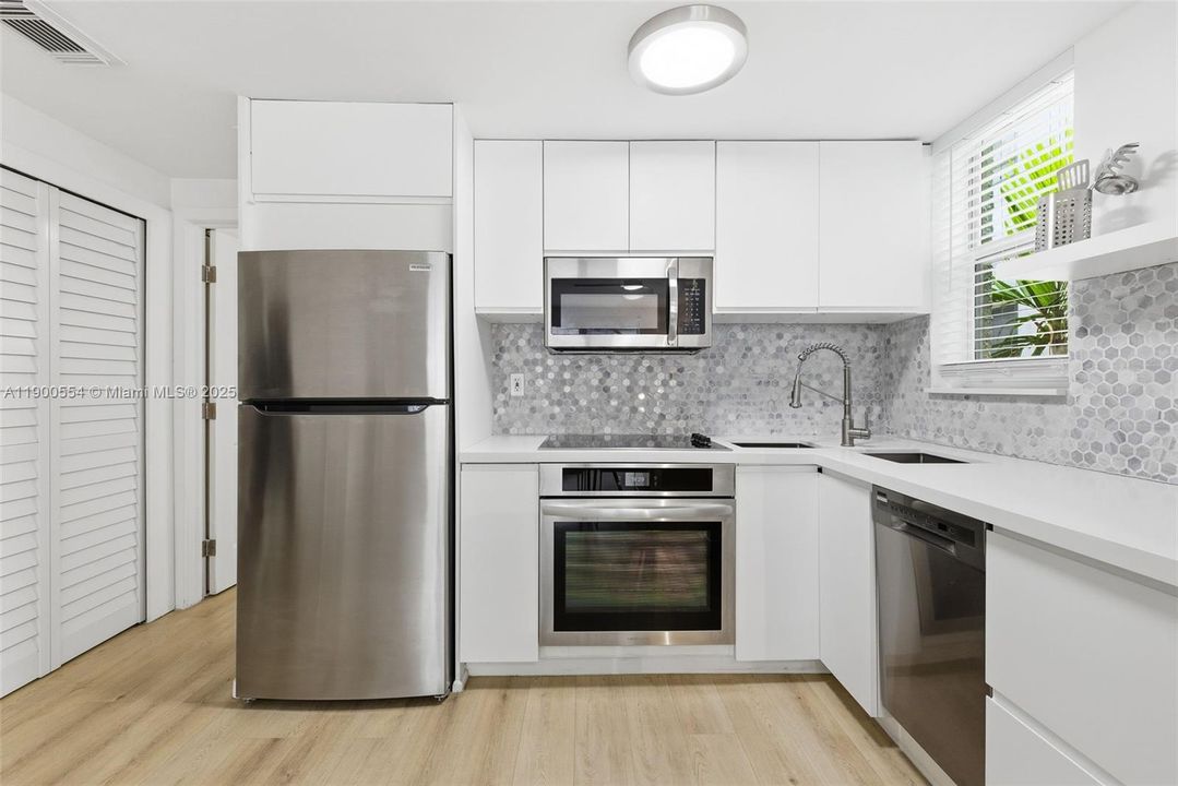 合同活跃: $2,300 (1 贝兹, 1 浴室, 550 平方英尺)