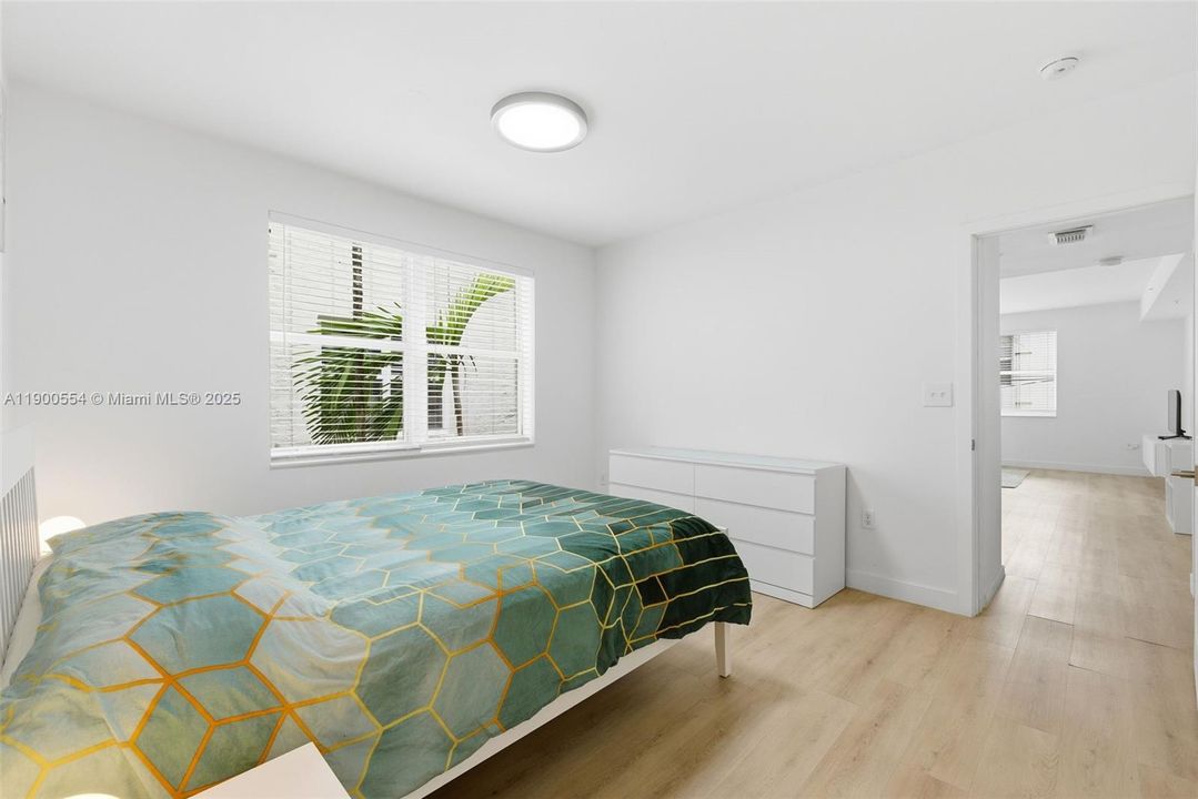 合同活跃: $2,300 (1 贝兹, 1 浴室, 550 平方英尺)