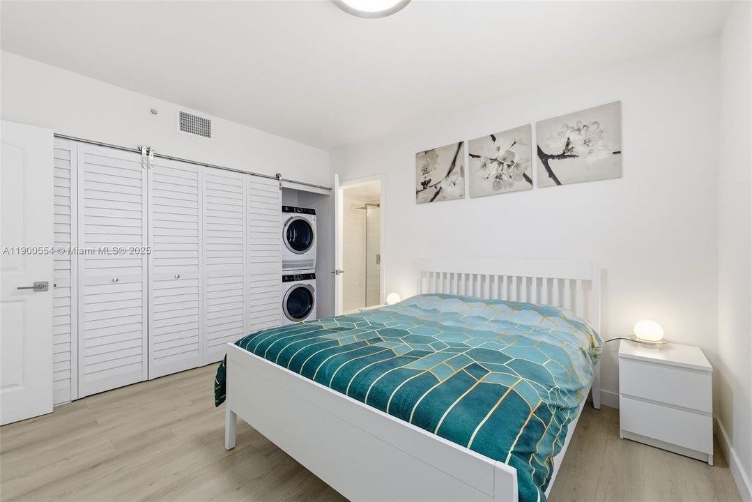 合同活跃: $2,300 (1 贝兹, 1 浴室, 550 平方英尺)