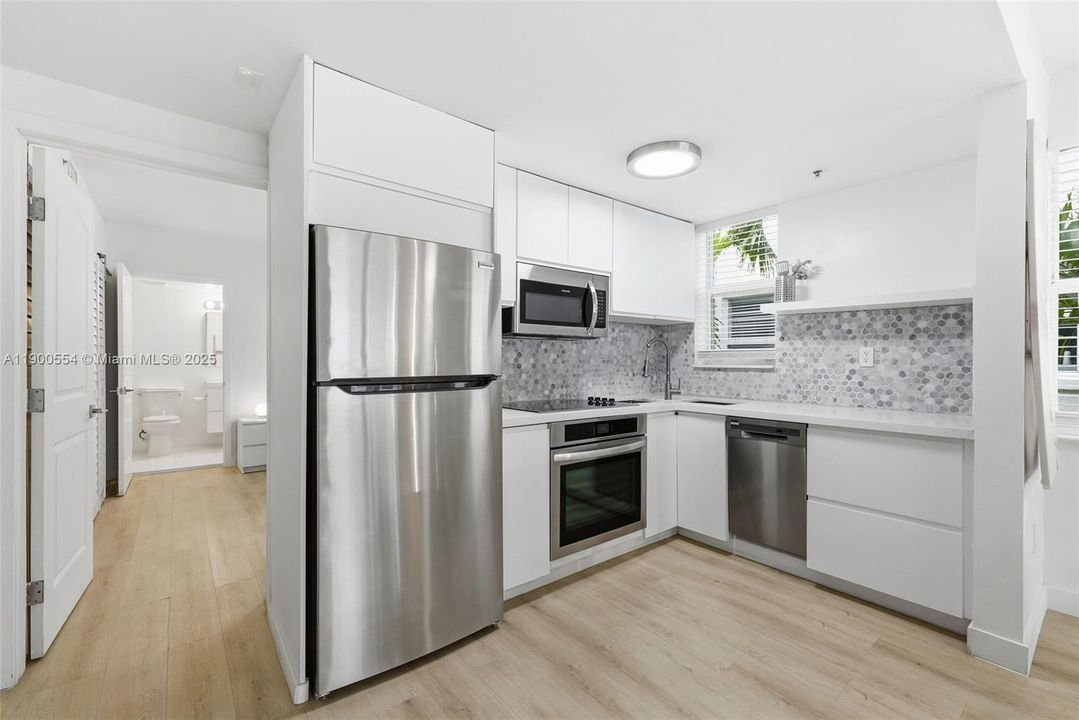 合同活跃: $2,300 (1 贝兹, 1 浴室, 550 平方英尺)