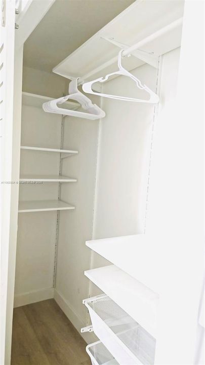 合同活跃: $2,300 (1 贝兹, 1 浴室, 550 平方英尺)