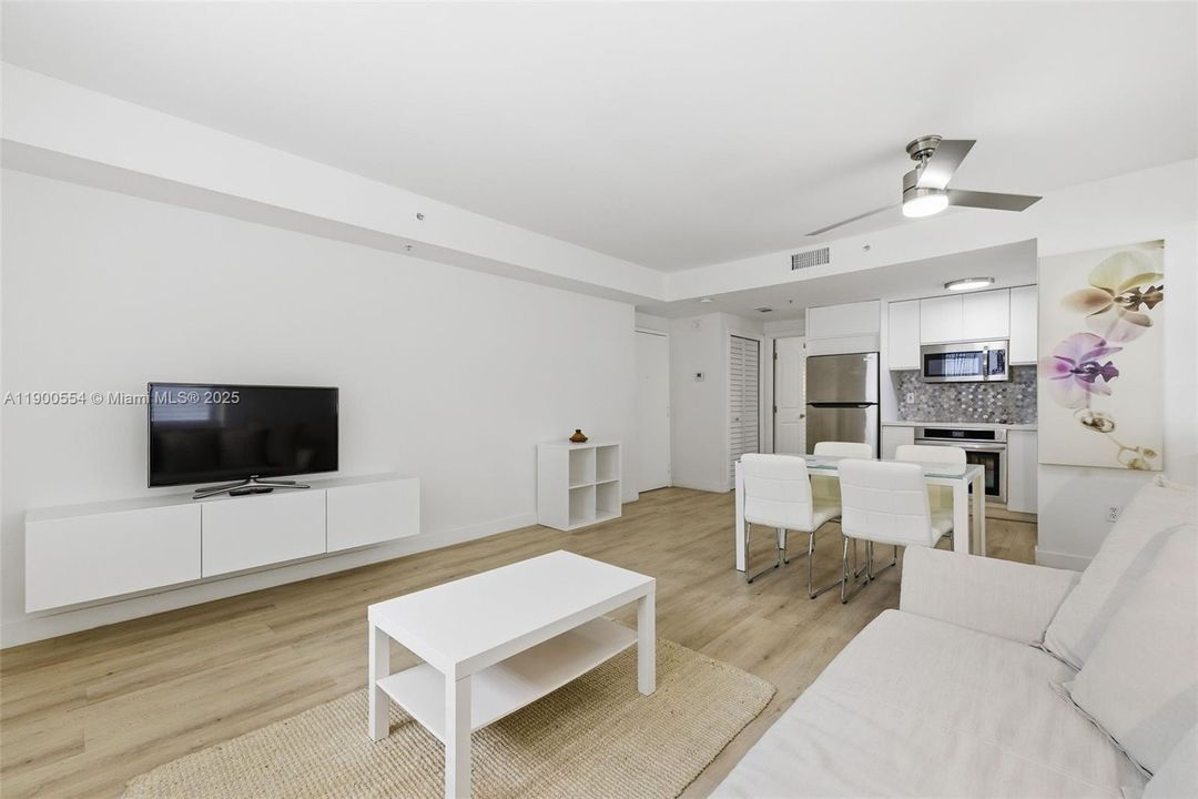 合同活跃: $2,300 (1 贝兹, 1 浴室, 550 平方英尺)