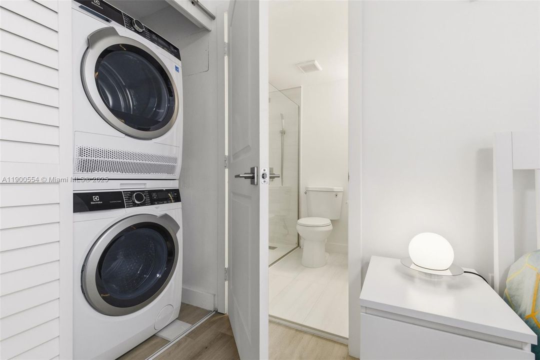 合同活跃: $2,300 (1 贝兹, 1 浴室, 550 平方英尺)