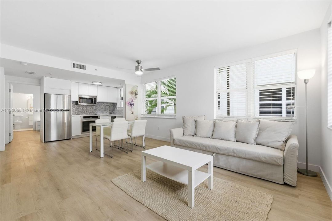 合同活跃: $2,300 (1 贝兹, 1 浴室, 550 平方英尺)