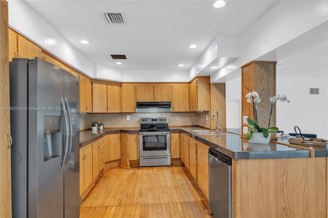 For Sale: $1,275,000 (4 beds, 3 baths, 2642 Square Feet)