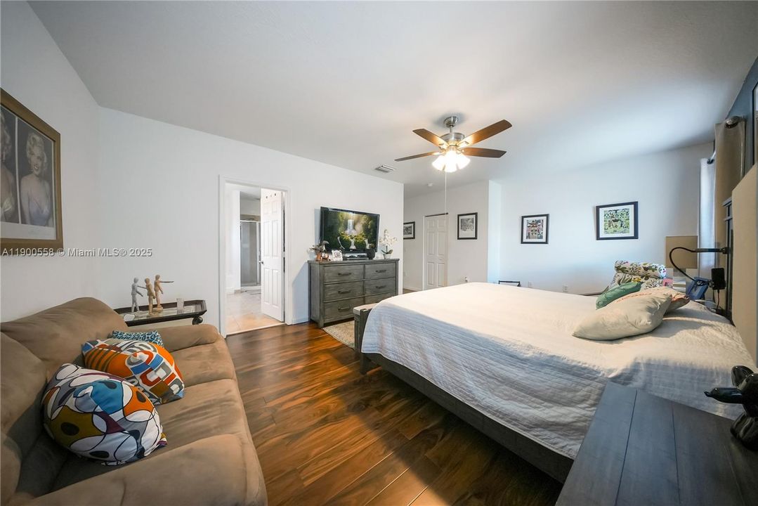 For Sale: $595,000 (5 beds, 2 baths, 2380 Square Feet)