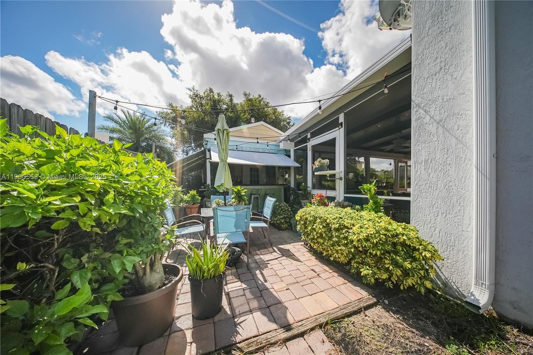 For Sale: $595,000 (5 beds, 2 baths, 2380 Square Feet)