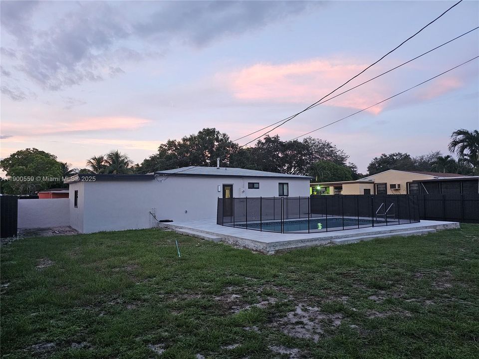 Recently Rented: $3,850 (3 beds, 2 baths, 1083 Square Feet)