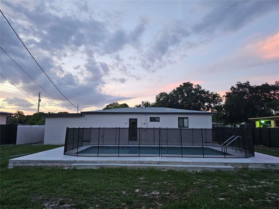 Recently Rented: $3,850 (3 beds, 2 baths, 1083 Square Feet)