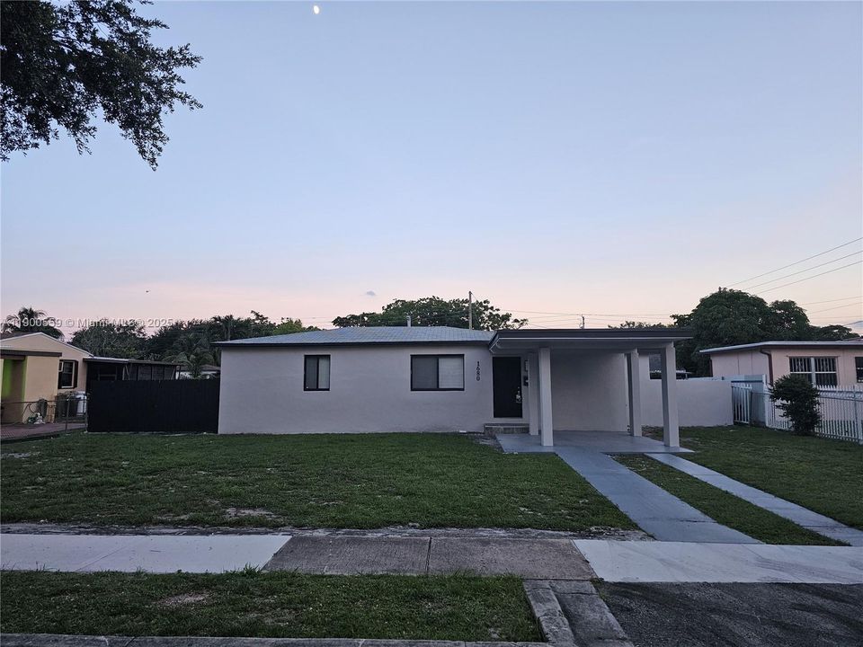 Recently Rented: $3,850 (3 beds, 2 baths, 1083 Square Feet)