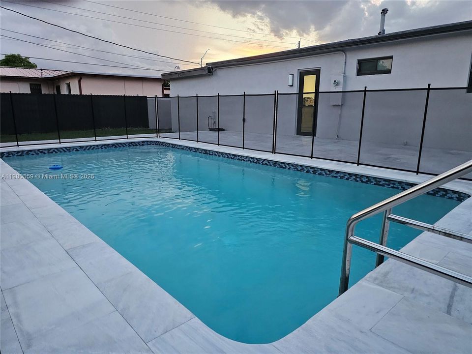 Recently Rented: $3,850 (3 beds, 2 baths, 1083 Square Feet)