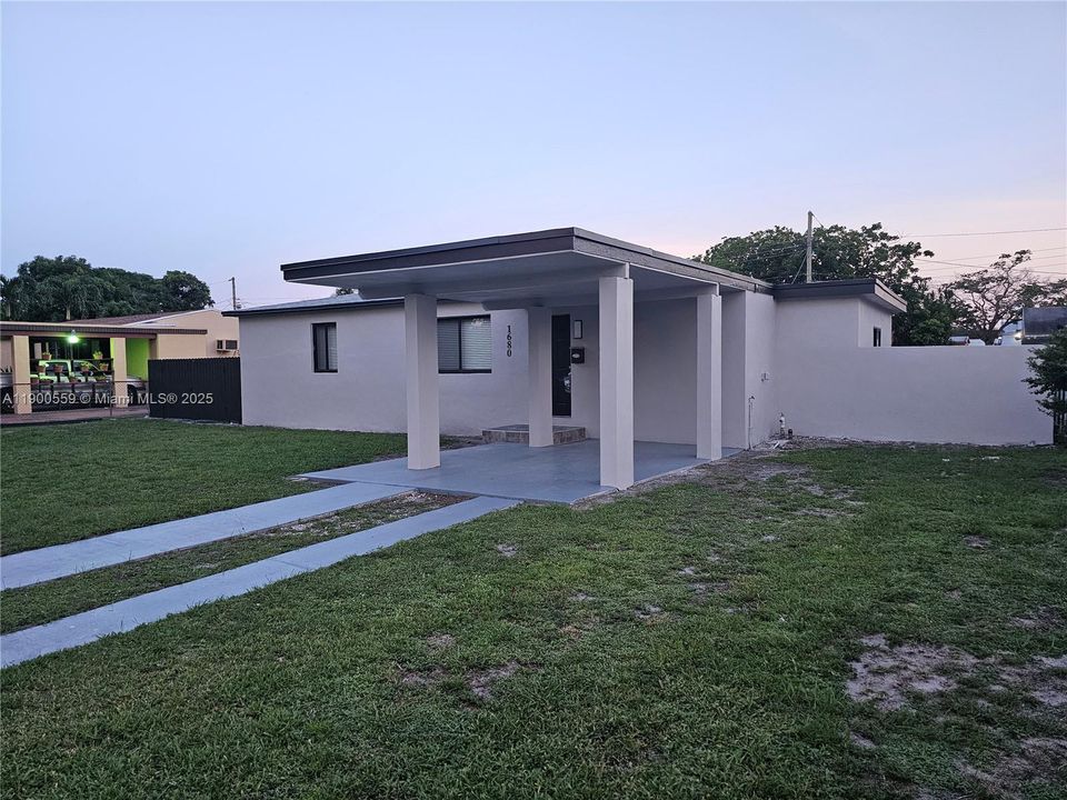 Recently Rented: $3,850 (3 beds, 2 baths, 1083 Square Feet)