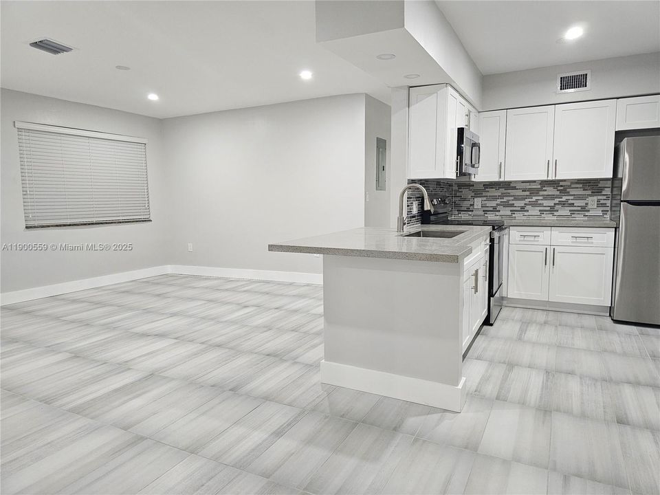 Recently Rented: $3,850 (3 beds, 2 baths, 1083 Square Feet)