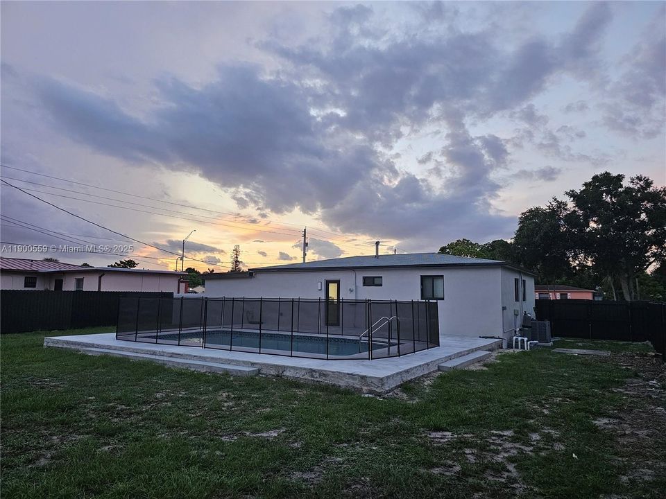 Recently Rented: $3,850 (3 beds, 2 baths, 1083 Square Feet)