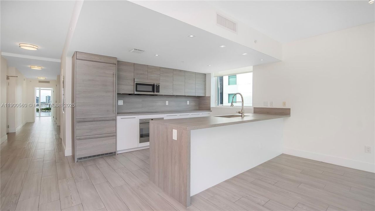 合同活跃: $6,800 (3 贝兹, 3 浴室, 1686 平方英尺)