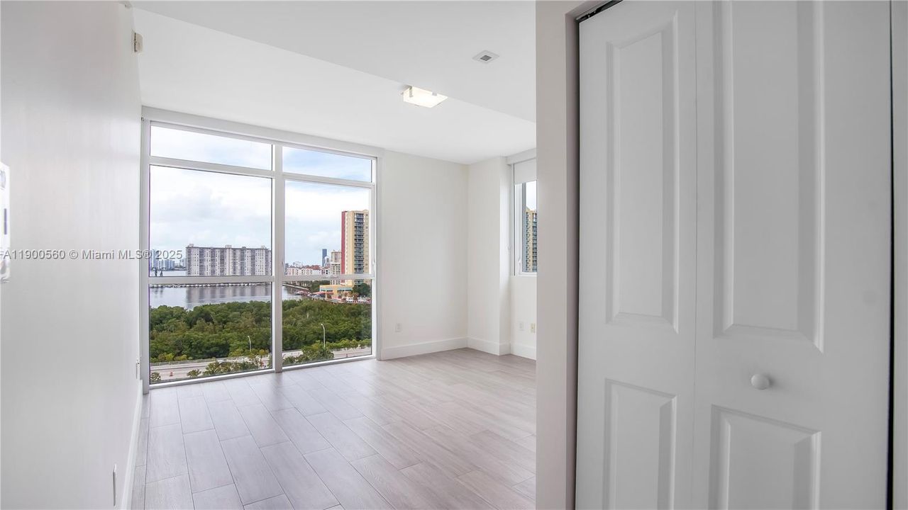 合同活跃: $6,800 (3 贝兹, 3 浴室, 1686 平方英尺)