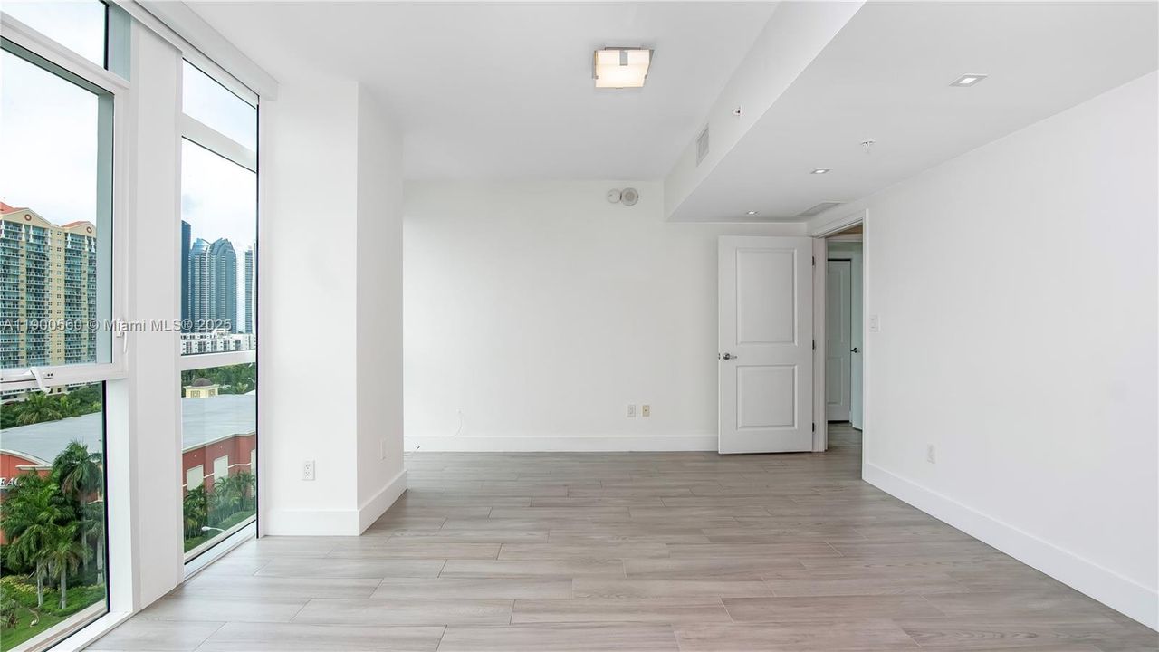 合同活跃: $6,800 (3 贝兹, 3 浴室, 1686 平方英尺)