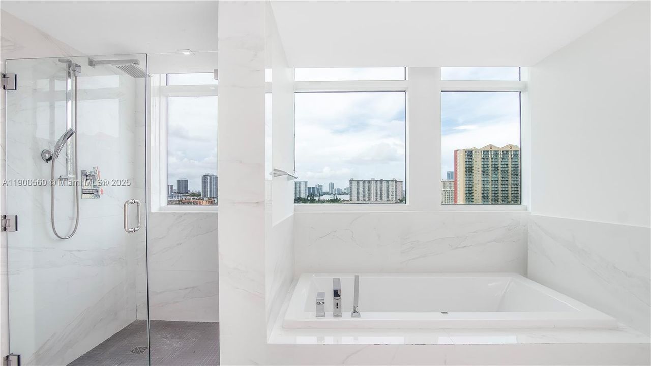 合同活跃: $6,800 (3 贝兹, 3 浴室, 1686 平方英尺)