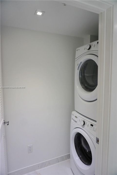 合同活跃: $6,800 (3 贝兹, 3 浴室, 1686 平方英尺)