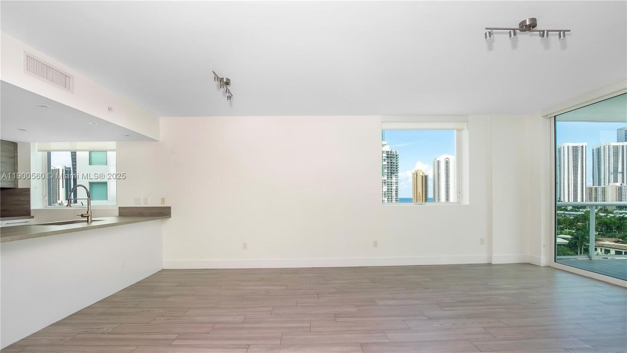 合同活跃: $6,800 (3 贝兹, 3 浴室, 1686 平方英尺)